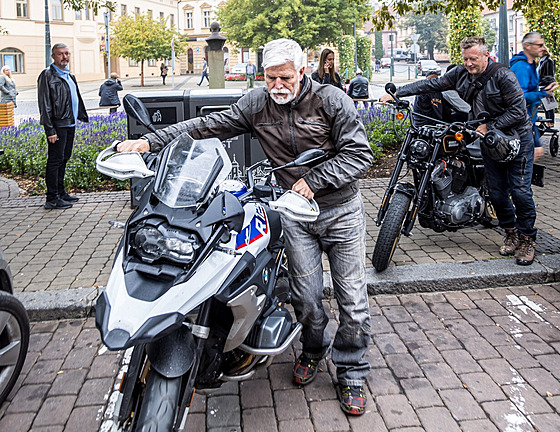 Prezidentský kandidát Petr Pavel se svou motorkou (7. záí 2022)