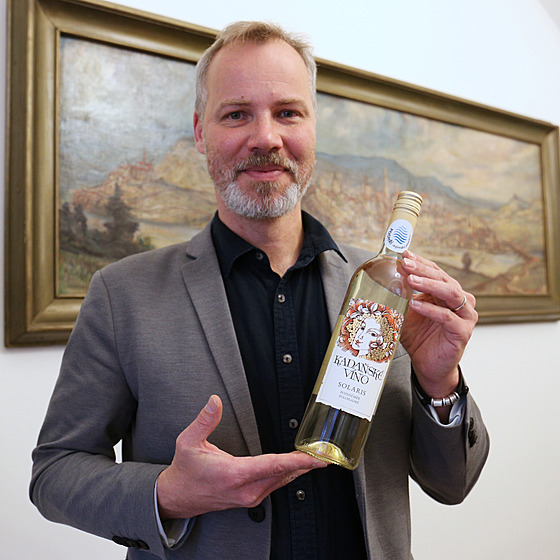 Starosta Kadan Jan Losenický (ANO) s vínem, které získalo pívlastek Pozdní...