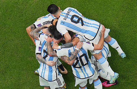 Fotbalisté Argentiny se radují z gólu Lionela Messiho v semifinále mistrovství...