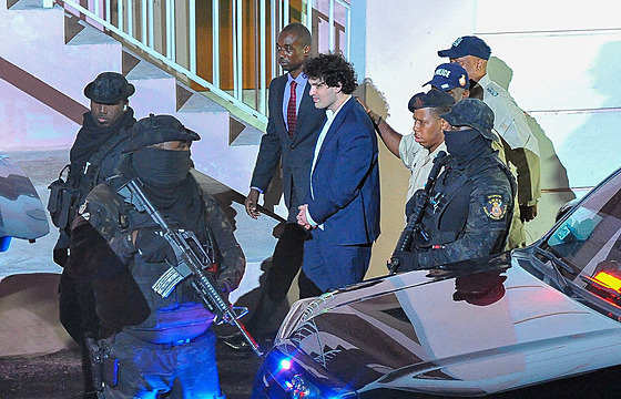 Zakladateli burzy FTX Samu Bankman-Friedovi, který je obvinný z podvodu....