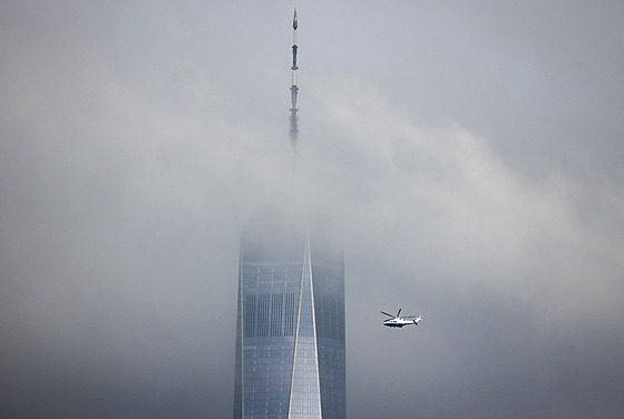 Helikoptéra letící nad Dolním Manhattanem poblí mrakodrapu One World Trade...