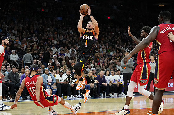 Devid Booker zakonuje v utkání s New Orleans.