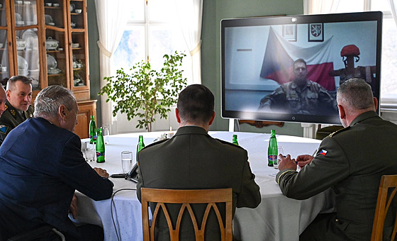 Prezident Milo� Zeman se prost�ednictvím videohovoru spojil s vojáky �eské...