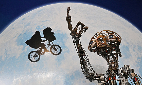 Mechanická postava E. T. z filmu Stevena Spielberga, která se vydraila za 2,56...