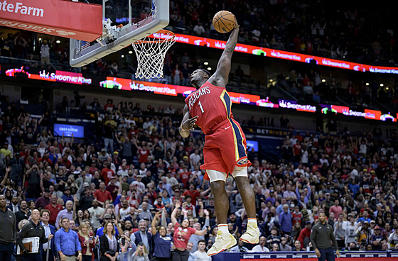 Zion WIlliamson z New Orleans smeuje v zápase proti Phoenixu.