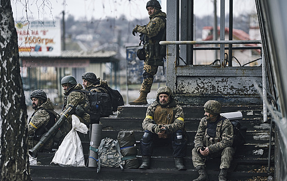 Ukrajintí vojáci drí své pozice v Bachmutu v Doncké oblasti na Ukrajin....