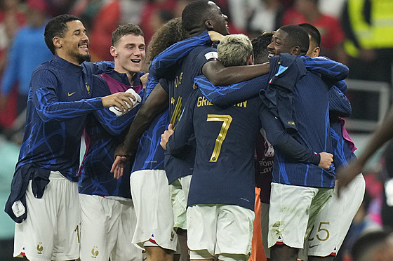 Francouztí fotbalisté slaví postup do finále mistrovství svta 2022.