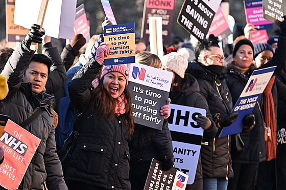 Zdravotní sestry a bratři protestují před Nemocnicí svatého Tomáše v Londýně....
