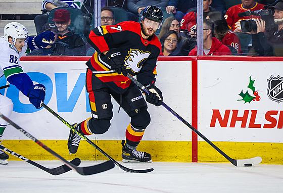 Radim Zohorna táhne útok Calgary Flames v zápase s Vancouver Canucks.