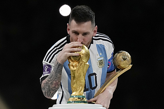 Lionel Messi z Argentiny líbá trofej pro svtové ampiony.