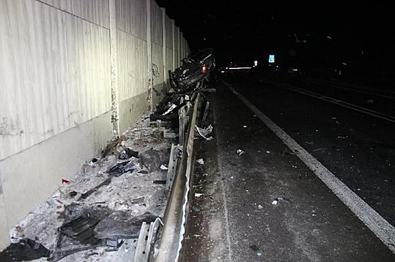 Na silnici I/16 v Jiín nabourala idika do protihlukové stny. (12. prosince...