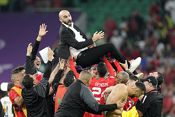 Trenér marocké fotbalové reprezentace Valíd Radraduí slaví nad hlavami svých...
