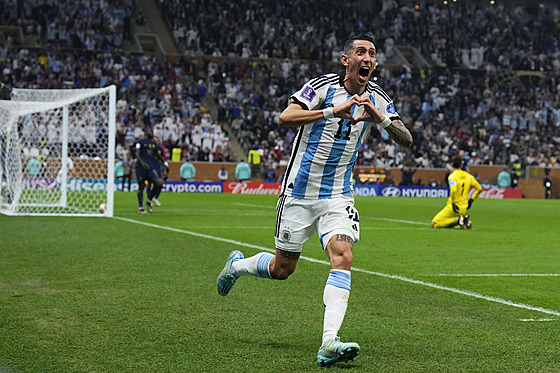 Argentinský fotbalista Ángel Di María oslavuje svj gól do sít Francie ve...