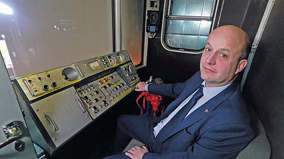 �editel Království �eleznic Mat�j Horn v kabin� simulátoru pra�ského metra