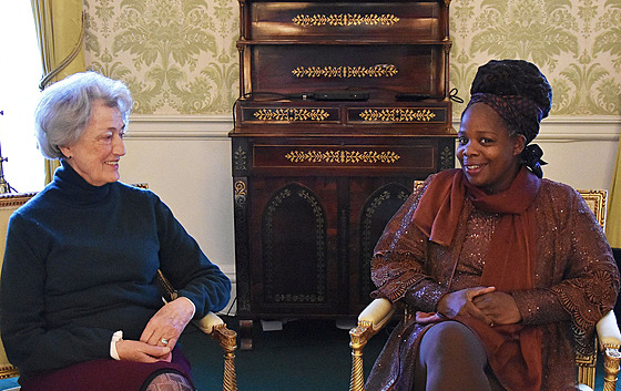 Susan Hussey a Ngozi Fulani v Buckinghamském paláci (Londýn, 16. prosince 2022)