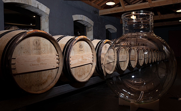 Vinaři z Bordeaux boří tradice, používají skleněné sudy
