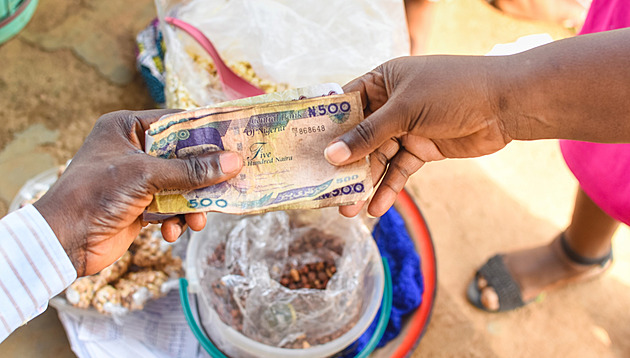 Nigerijci mají pár týdnů na výměnu bankovek. Poptávka po zlatu a obilí roste