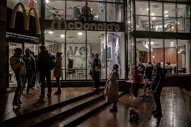 Kyjev žije, jako by válka nebyla. Lidé nakupují a baví se na ulicích