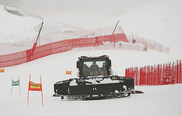 Lyžaři přišli kvůli mlze o superobří slalom ve Val Gardeně