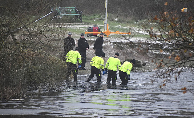 V Británii spadly čtyři děti do ledového jezera, tři z nich zemřely