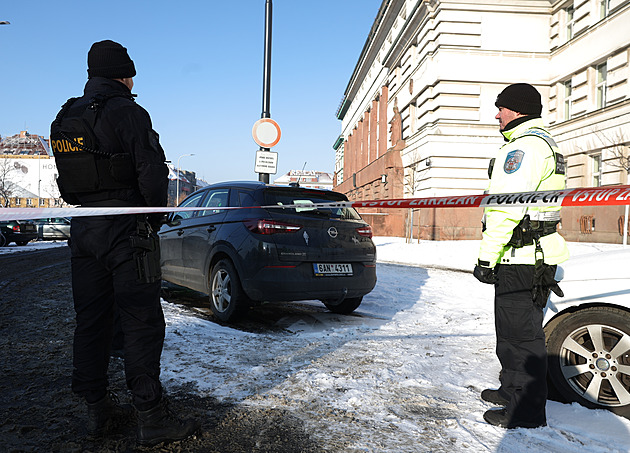 Anonym vyhnal 450 lidí z Vrchního soudu v Praze, pyrotechnici bombu nenašli