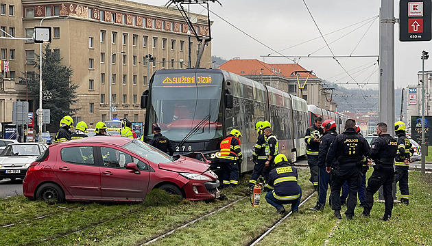 Auto vjelo v Dejvicích pod tramvaj. Řidičku resuscitovali záchranáři
