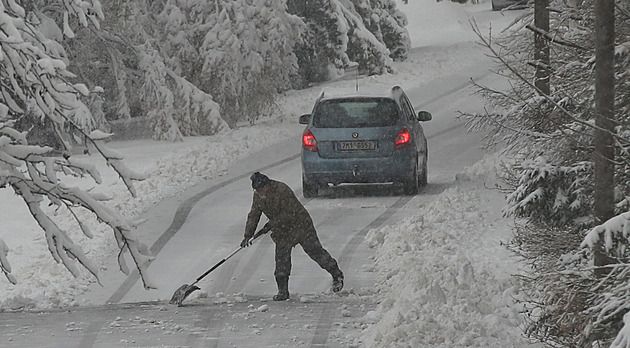 Sníh komplikuje dopravu, policie uzavřela pro kamiony tah na Slovensko