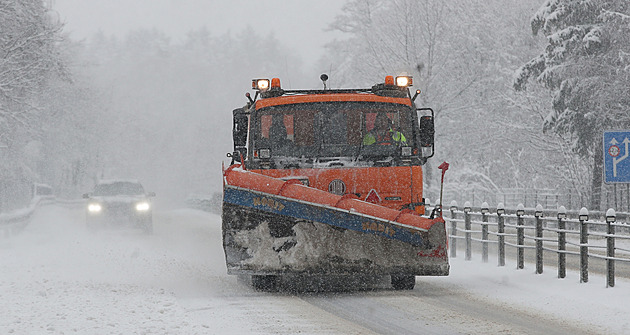 Hrozí sněhové bouře, stromy blokují silnice. 100 tisíc domácností nemá proud