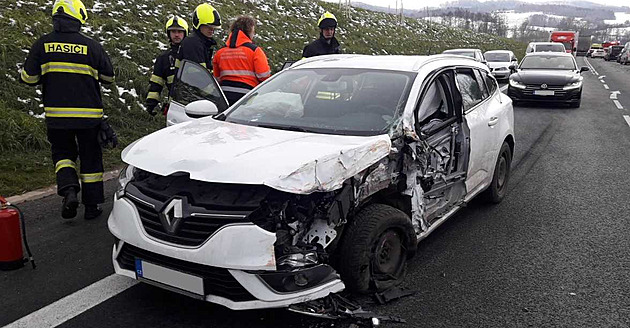 Na obchvatu Olbramovic na Benešovsku se auto střetlo s autobusem