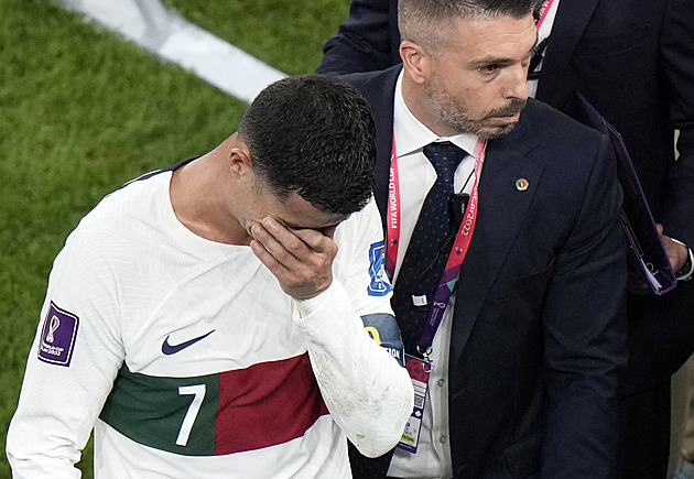 Vážně je to dobrý nápad? Z rekordmana náhradníkem. A Ronaldo se loučil v slzách