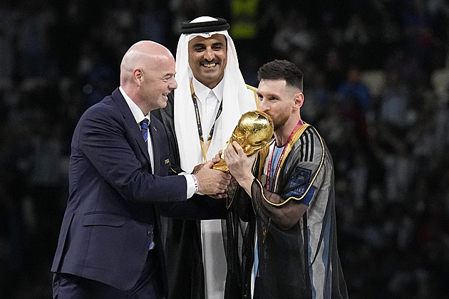 Messi dostal z Ománu milionovou nabídku za bišt, ve kterém převzal trofej