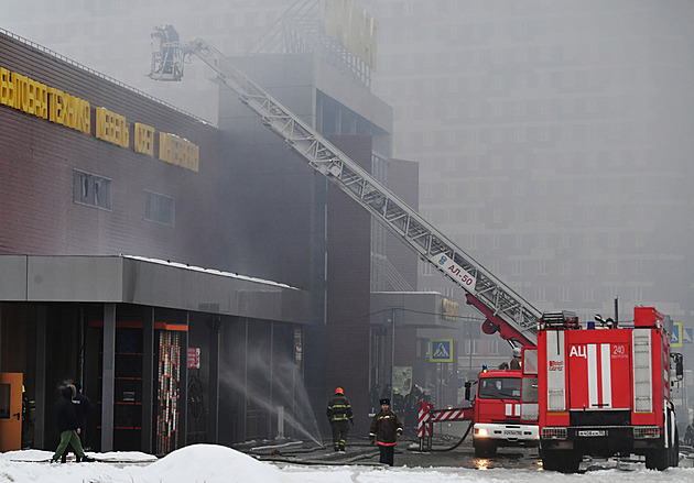 Nákupní centrum nedaleko Moskvy zachvátil rozsáhlý požár