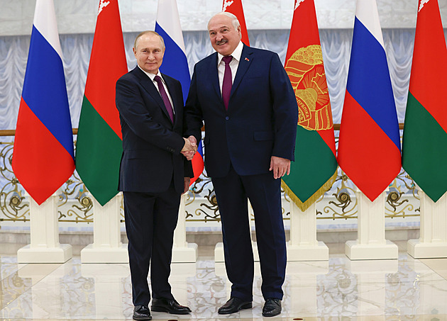 Putin se setká s Lukašenkem, tým Zoo Praha vypustí karasy obecné