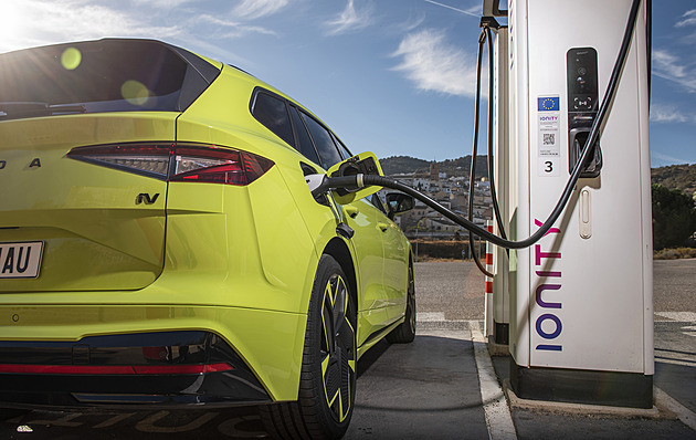 Počet elektroaut a hybridů se za pět let na světě zdvojnásobí na 65 milionů