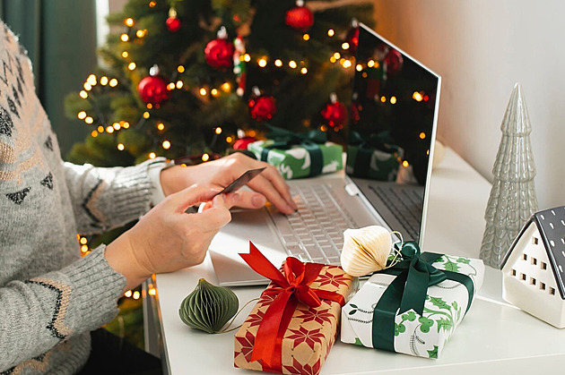 KVÍZ: Vánoční dárky z e-shopu. Znáte svá práva a víte, jaké změny nás čekají?