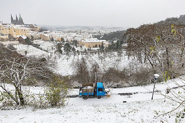 Do Česka dorazil sníh. Napadne až 12 centimetrů, hrozí kalamita