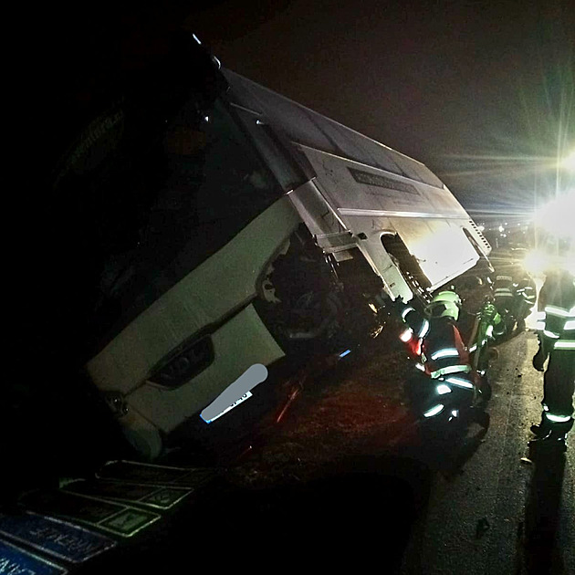 U Českých Budějovic se autobus srazil s osobním vozem. Dopravu odkláněli