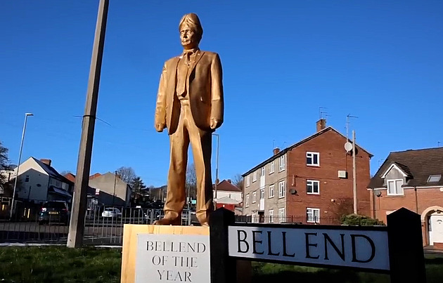 Ocas roku. V britské vesnici stojí Putinova socha s hlavou ve tvaru penisu