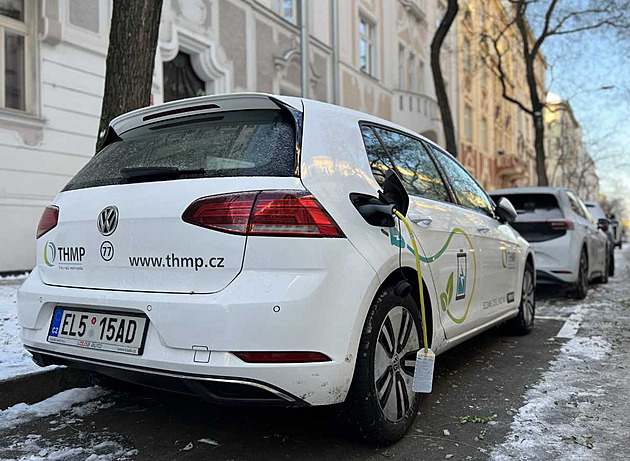 Chytré lampy na Vinohradech nabijí i elektromobil, Praha jich chce mít tisíce