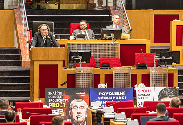 Končící pražští radní už vyklidili kanceláře, odejít ale nakonec nemohou