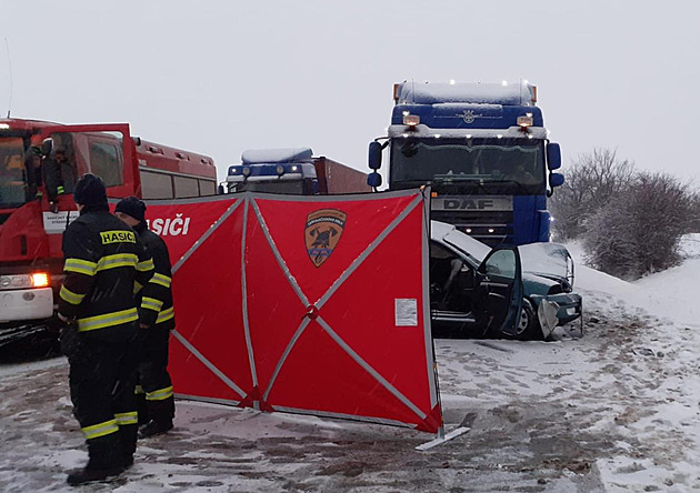 Řidička zemřela při střetu s kamionem, nejspíš mu nedala přednost