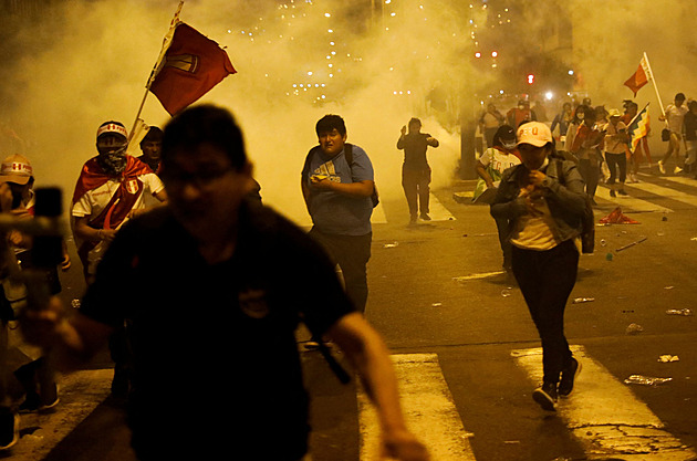 Protestující v Peru vzali útokem letiště, nová prezidentka chce uspíšit volby