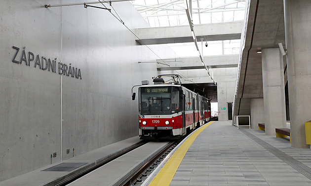 Brněnským „metrem“ už jezdí tramvaje. Cestující tápali, do jaké nastoupit