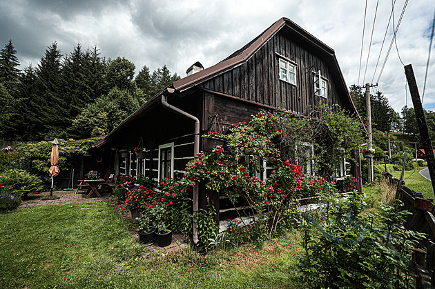 Zdi se hroutily, střechu odnesla vichřice. Přežili a roubenku zachránili