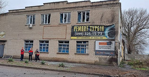 Při ostřelování Chersonu zahynula žena, Rusové zdemolovali i centrum pomoci