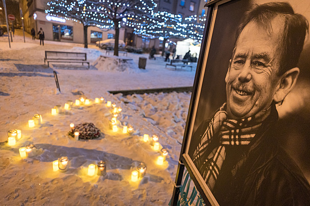 V Dejvicích svítí srdce pro Václava Havla, prezidenta připomínají i jeho citáty