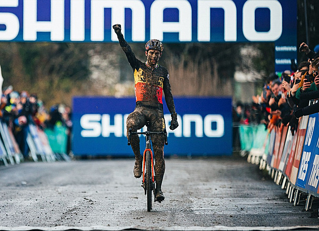 Ani ručník v přehazovačce ho nezastavil. Van Aert je zpět, už zase vítězí