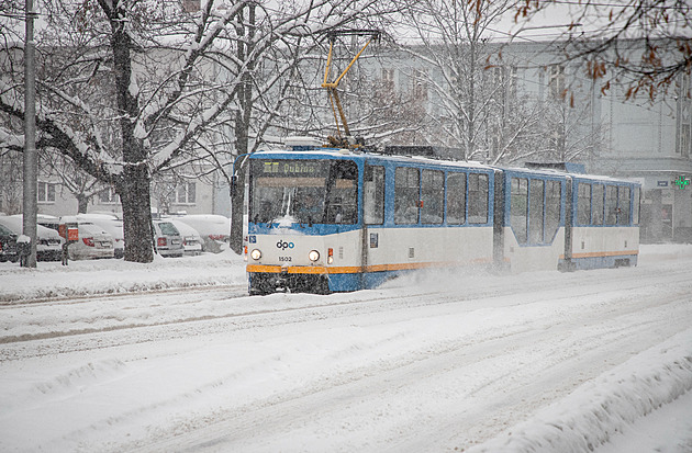 Hromadná doprava v Ostravě kolabuje, spoje mají i hodinové zpoždění