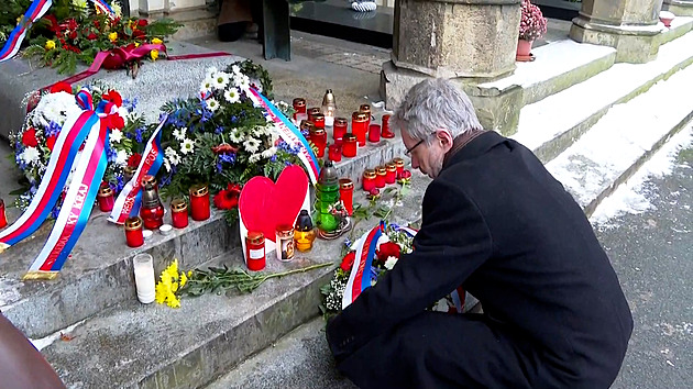 Před 11 lety zemřel Václav Havel. Šéf Senátu donesl květiny k hrobu