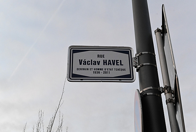 Fiala otevřel v Lucemburku ulici Václava Havla. Součástí je i mluvící plastika